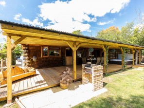 2 Bedroom Honey Tree Lodge with Treehouse Snug, Sauna and Hot Tub in Blean, Kent, England